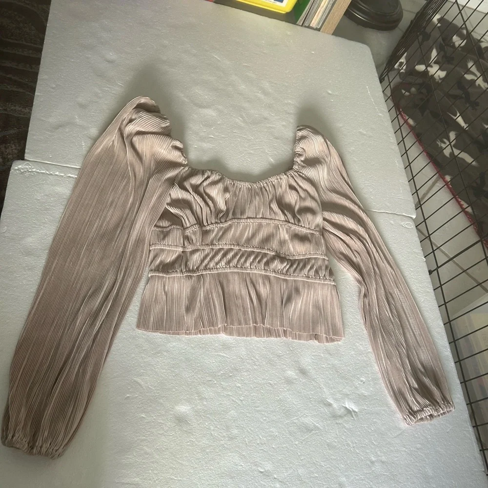 ASTR the label champagne pearl long sleeve pleated blouse